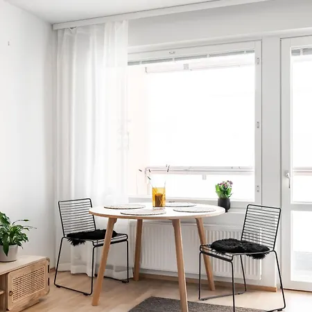 Anna's Stylish Studio Near Train Station Lägenhet